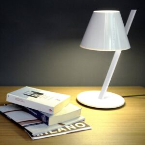 Biela dizajnová stolná lampa Artemide La Petite