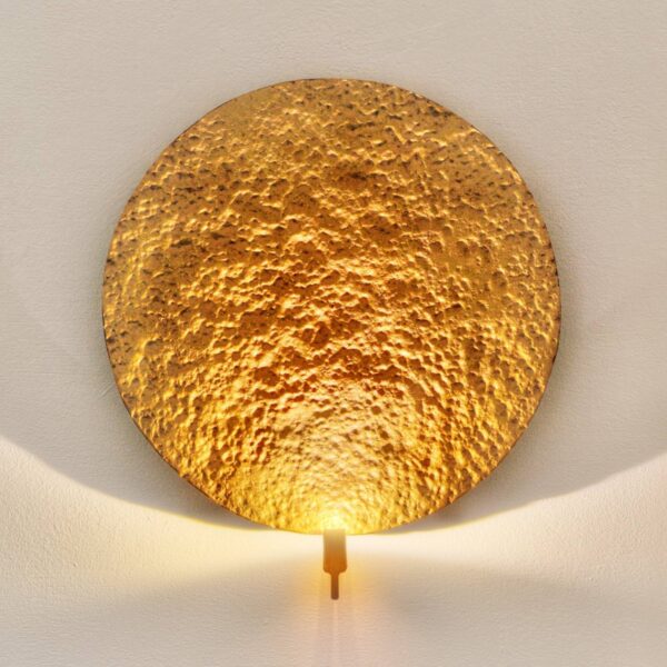 So zlatým leskom nástenné LED svietidlo Traversa